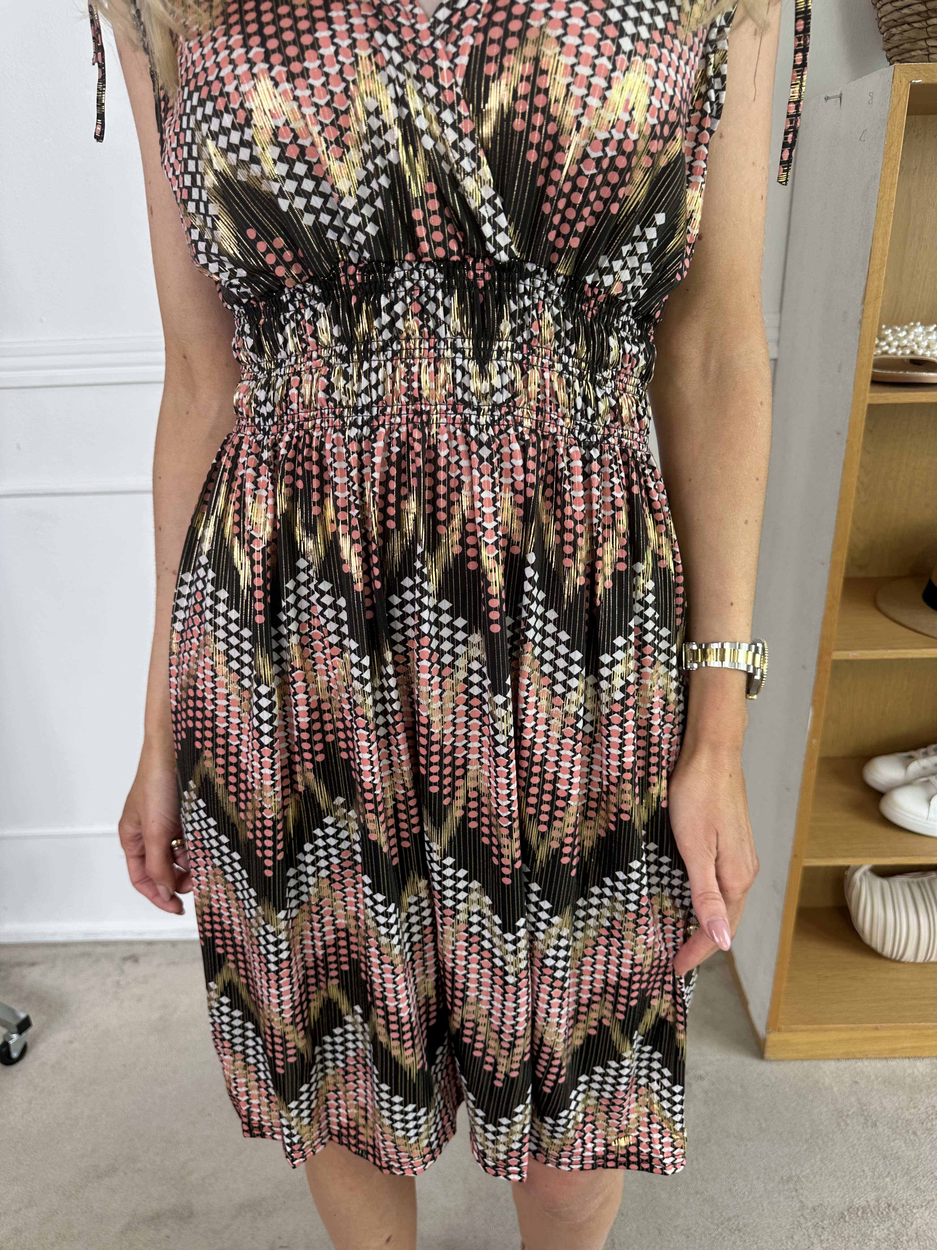 Pams Pattern Short - Kort elastisk kjole i krølfrit stof